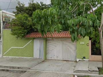 CASA CON JARDIN EN ALBANIA BAJA A 2 CALLES DEL SANATORIO ALBANIA