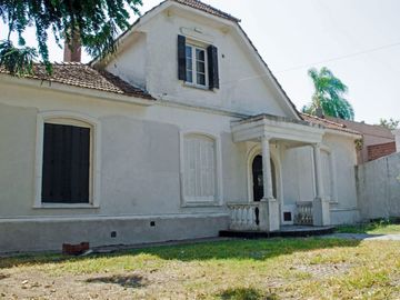 Hermoso Chalet Colonial En El Corazón De Castelar Sur