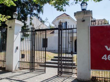 Hermoso Chalet Colonial En El Corazón De Castelar Sur