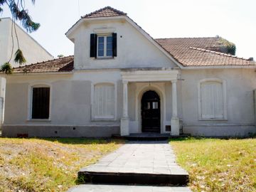 Hermoso Chalet Colonial En El Corazón De Castelar Sur
