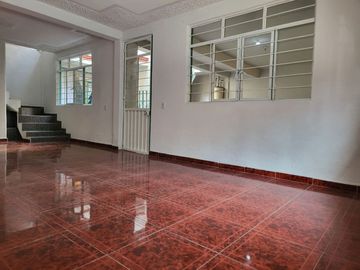 Amplia Casa en Venta en Col. Rancho Las Nieves Chimalhuacan Edo Mex.