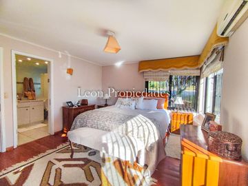 León Propiedades vende o permuta Hermosa parcela con Gran casa en Sector Los Maquis, Curacaví.