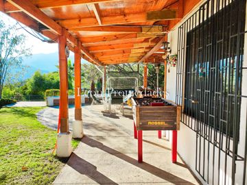 León Propiedades vende o permuta Hermosa parcela con Gran casa en Sector Los Maquis, Curacaví.