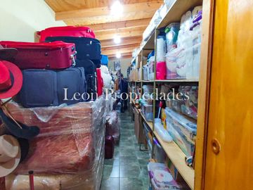 León Propiedades vende o permuta Hermosa parcela con Gran casa en Sector Los Maquis, Curacaví.