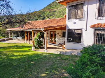 León Propiedades vende o permuta Hermosa parcela con Gran casa en Sector Los Maquis, Curacaví.