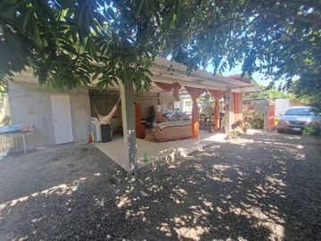 Villa con amplio patio en venta, a pocos metros de playa de San Jacinto, Manabí, Ecuador
