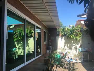 Villa con amplio patio en venta, a pocos metros de playa de San Jacinto, Manabí, Ecuador