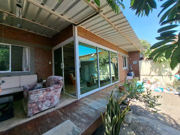 Villa con amplio patio en venta, a pocos metros de playa de San Jacinto, Manabí, Ecuador