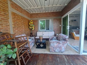 Villa con amplio patio en venta, a pocos metros de playa de San Jacinto, Manabí, Ecuador