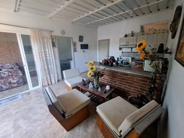 Villa con amplio patio en venta, a pocos metros de playa de San Jacinto, Manabí, Ecuador