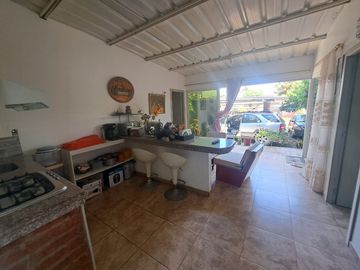 Villa con amplio patio en venta, a pocos metros de playa de San Jacinto, Manabí, Ecuador