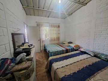 Villa con amplio patio en venta, a pocos metros de playa de San Jacinto, Manabí, Ecuador