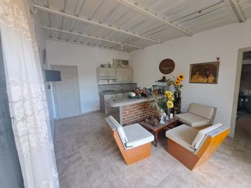 Villa con amplio patio en venta, a pocos metros de playa de San Jacinto, Manabí, Ecuador