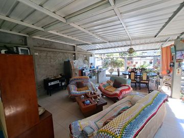 Villa con amplio patio en venta, a pocos metros de playa de San Jacinto, Manabí, Ecuador