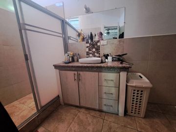 Villa con amplio patio en venta, a pocos metros de playa de San Jacinto, Manabí, Ecuador
