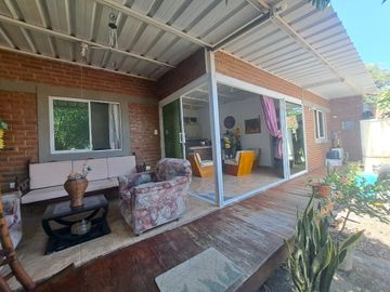 Villa con amplio patio en venta, a pocos metros de playa de San Jacinto, Manabí, Ecuador