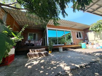 Villa con amplio patio en venta, a pocos metros de playa de San Jacinto, Manabí, Ecuador