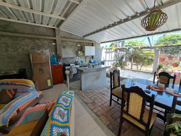 Villa con amplio patio en venta, a pocos metros de playa de San Jacinto, Manabí, Ecuador