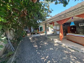 Villa con amplio patio en venta, a pocos metros de playa de San Jacinto, Manabí, Ecuador