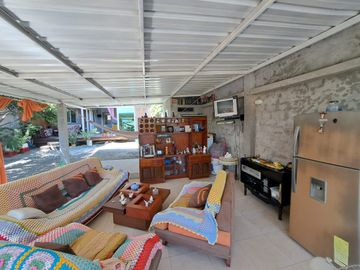 Villa con amplio patio en venta, a pocos metros de playa de San Jacinto, Manabí, Ecuador