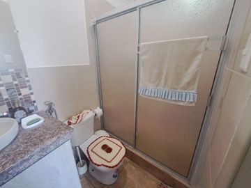 Villa con amplio patio en venta, a pocos metros de playa de San Jacinto, Manabí, Ecuador
