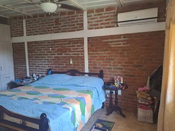 Villa con amplio patio en venta, a pocos metros de playa de San Jacinto, Manabí, Ecuador