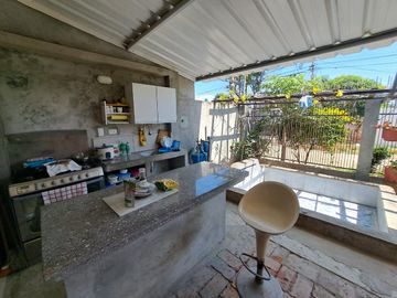 Villa con amplio patio en venta, a pocos metros de playa de San Jacinto, Manabí, Ecuador