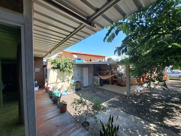 Villa con amplio patio en venta, a pocos metros de playa de San Jacinto, Manabí, Ecuador