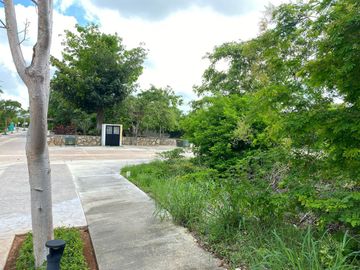 Terreno/Lote en excelente ubicación en esquina y frente area verde, en paseo del country club Mérida Yucatan