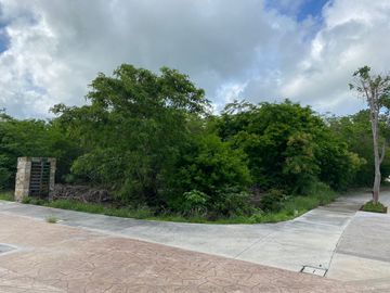 Terreno/Lote en excelente ubicación en esquina y frente area verde, en paseo del country club Mérida Yucatan