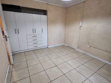 Casa Muy Bien Cuidada En Villa Santa Elena, Macul