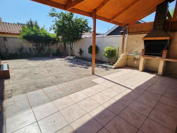 Casa Muy Bien Cuidada En Villa Santa Elena, Macul