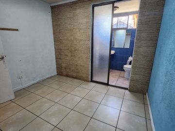 Casa Muy Bien Cuidada En Villa Santa Elena, Macul