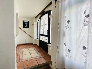 RENTA AMPLIA CASA DUPLEX EN SANTA URSULA