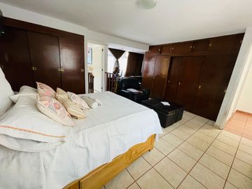 RENTA AMPLIA CASA DUPLEX EN SANTA URSULA