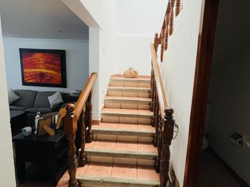 RENTA AMPLIA CASA DUPLEX EN SANTA URSULA