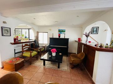 RENTA AMPLIA CASA DUPLEX EN SANTA URSULA