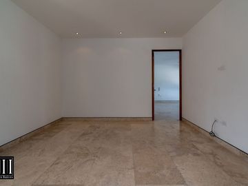 Casa en venta, proyecto de autor en cumbres del lago Juriquilla, 3 recamaras, estudio 180 m2 de jardín