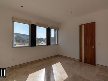 Casa en venta, proyecto de autor en cumbres del lago Juriquilla, 3 recamaras, estudio 180 m2 de jardín