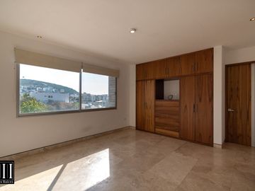 Casa en venta, proyecto de autor en cumbres del lago Juriquilla, 3 recamaras, estudio 180 m2 de jardín