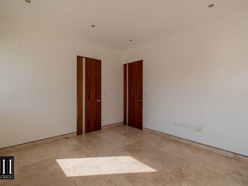 Casa en venta, proyecto de autor en cumbres del lago Juriquilla, 3 recamaras, estudio 180 m2 de jardín