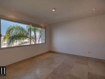 Casa en venta, proyecto de autor en cumbres del lago Juriquilla, 3 recamaras, estudio 180 m2 de jardín