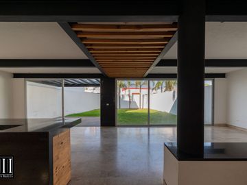 Casa en venta, proyecto de autor en cumbres del lago Juriquilla, 3 recamaras, estudio 180 m2 de jardín