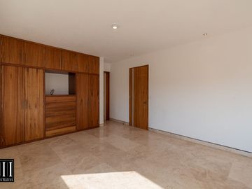 Casa en venta, proyecto de autor en cumbres del lago Juriquilla, 3 recamaras, estudio 180 m2 de jardín