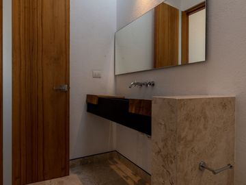 Casa en venta, proyecto de autor en cumbres del lago Juriquilla, 3 recamaras, estudio 180 m2 de jardín
