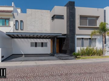 Casa en venta, proyecto de autor en cumbres del lago Juriquilla, 3 recamaras, estudio 180 m2 de jardín