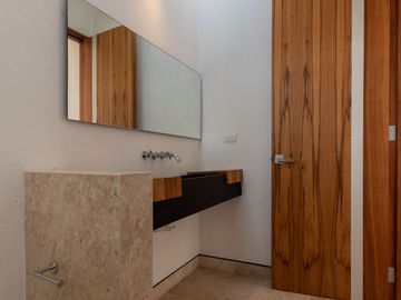Casa en venta, proyecto de autor en cumbres del lago Juriquilla, 3 recamaras, estudio 180 m2 de jardín