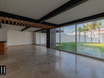 Casa en venta, proyecto de autor en cumbres del lago Juriquilla, 3 recamaras, estudio 180 m2 de jardín