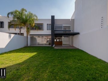 Casa en venta, proyecto de autor en cumbres del lago Juriquilla, 3 recamaras, estudio 180 m2 de jardín