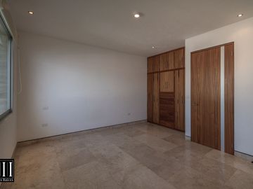 Casa en venta, proyecto de autor en cumbres del lago Juriquilla, 3 recamaras, estudio 180 m2 de jardín
